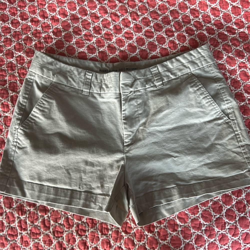 Khakis by Gap. City 3” shorts